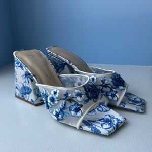 NWOT Betsey Johnson Roo Blue Floral Heels